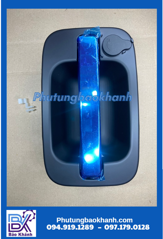 tay mở cốp Universe