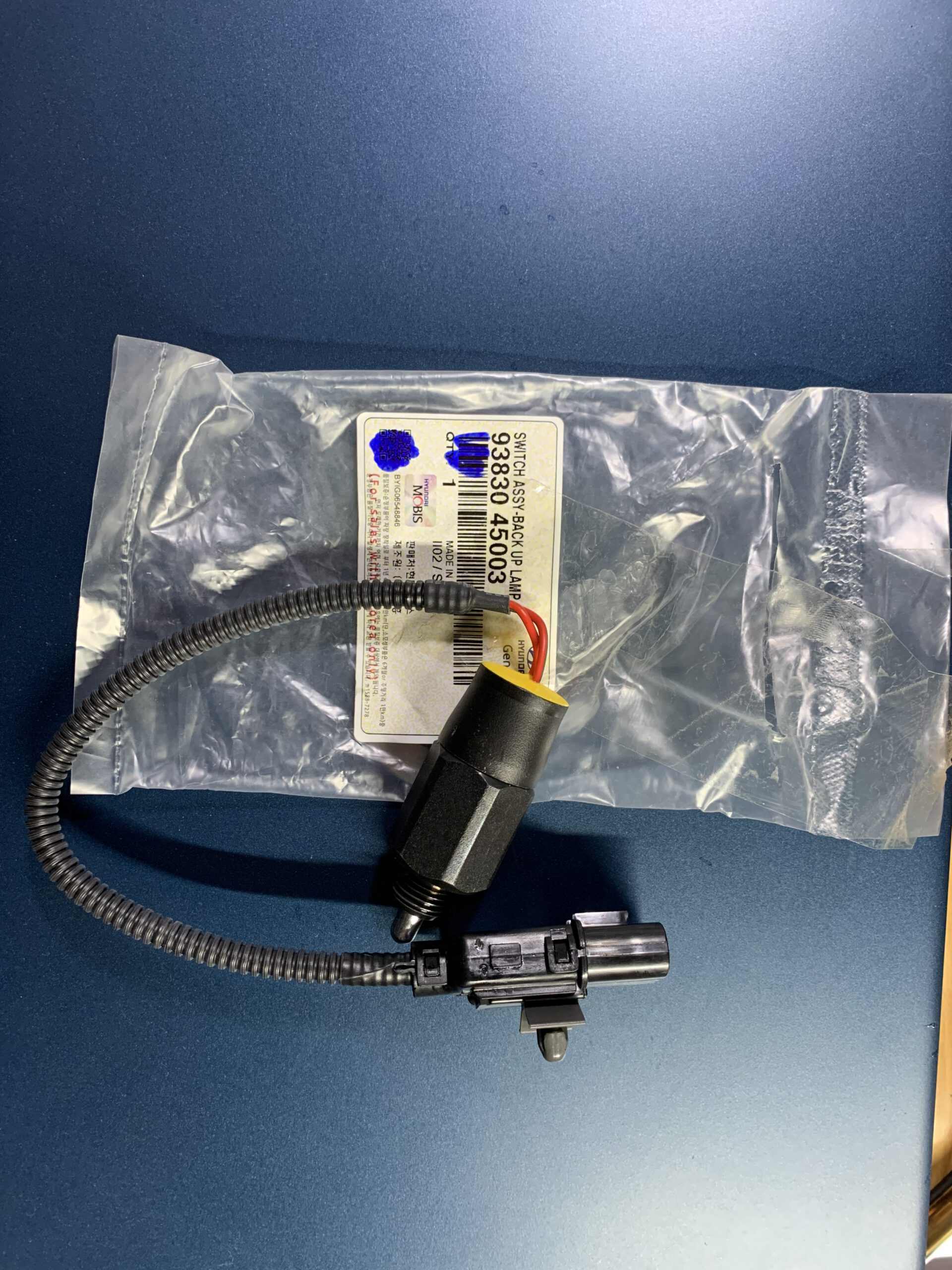 Cảm biến ( Núm) Báo Lùi Hyundai county, mighty2, hd65, hd72, hd99 ( 93820- 45003)