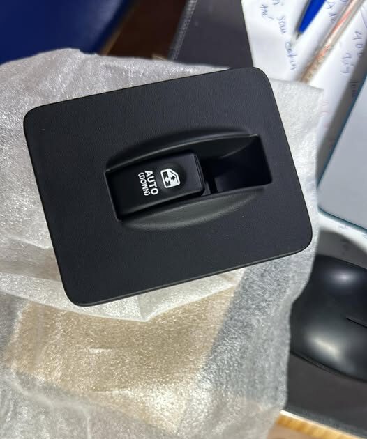 CÔNG TẮC LÊN KÍNH BÊN LÁI XE KHÁCH UNIVERSE 47 CHỖ